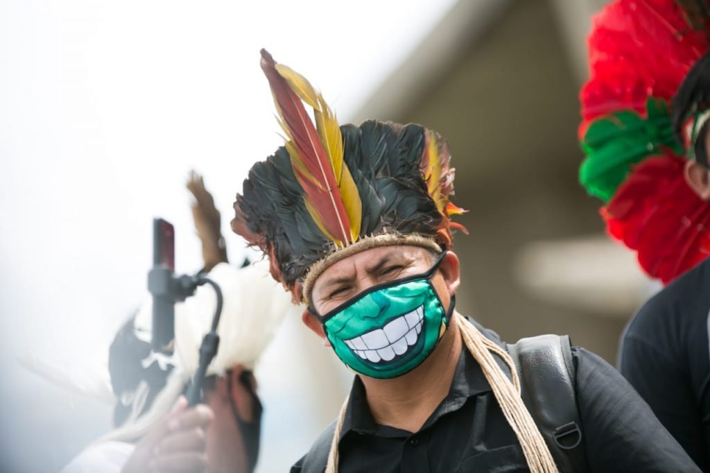 Indígenas de diversas etnias proticolam documento no Ministério do Meio Ambiente, Ministério da Justiça e no da Saúde em defesa da demarcação do território e direitos do povos indígenas