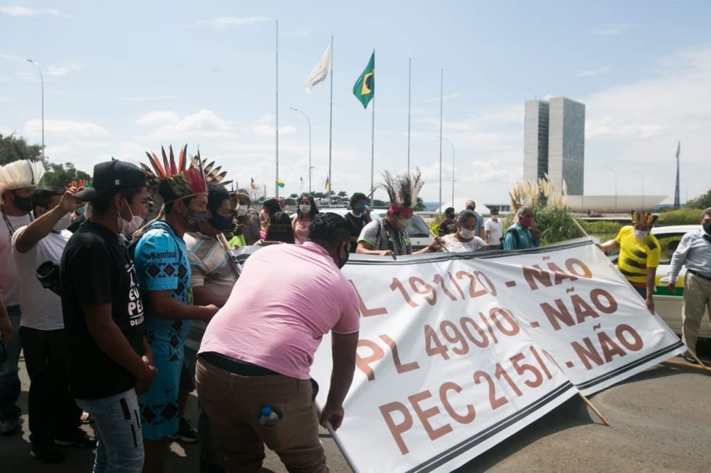 Indígenas de diversas etnias proticolam documento no Ministério do Meio Ambiente, Ministério da Justiça e no da Saúde em defesa da demarcação do território e direitos do povos indígenas