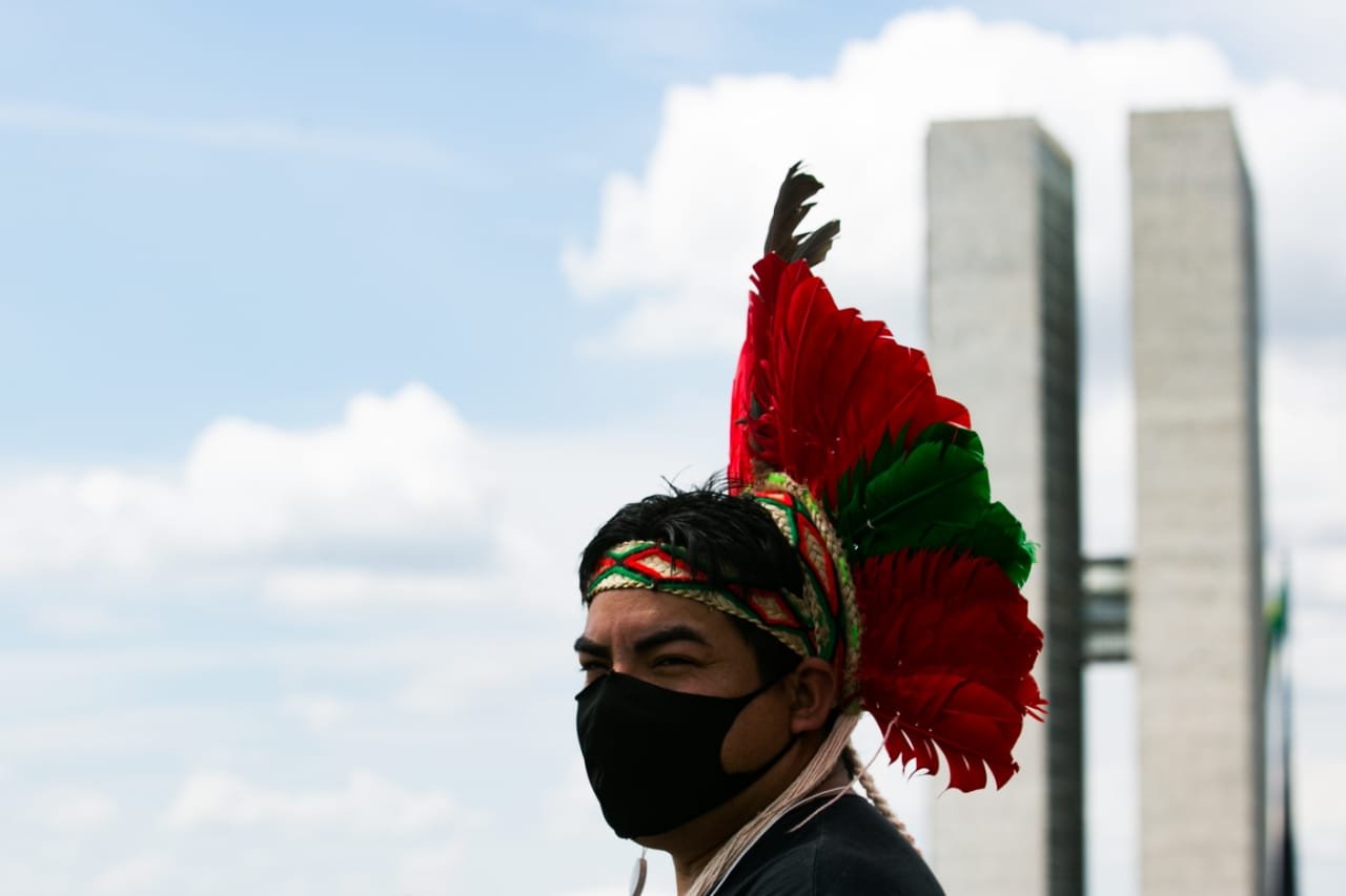 Indígenas de diversas etnias proticolam documento no Ministério do Meio Ambiente, Ministério da Justiça e no da Saúde em defesa da demarcação do território e direitos do povos indígenas