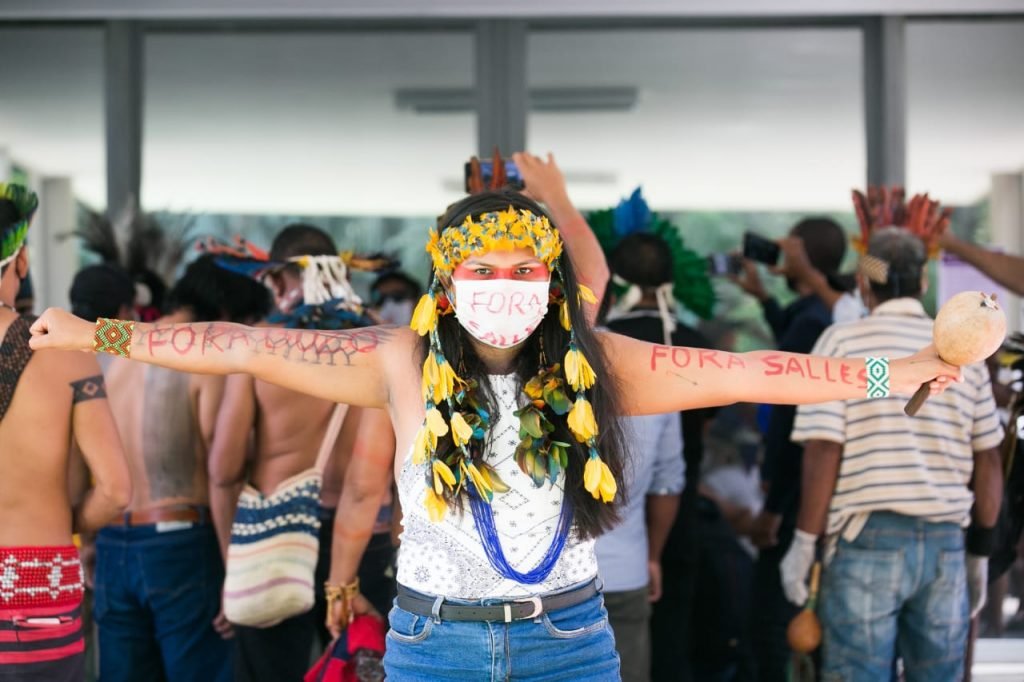 Indígenas de diversas etnias proticolam documento no Ministério do Meio Ambiente, Ministério da Justiça e no da Saúde em defesa da demarcação do território e direitos do povos indígenas