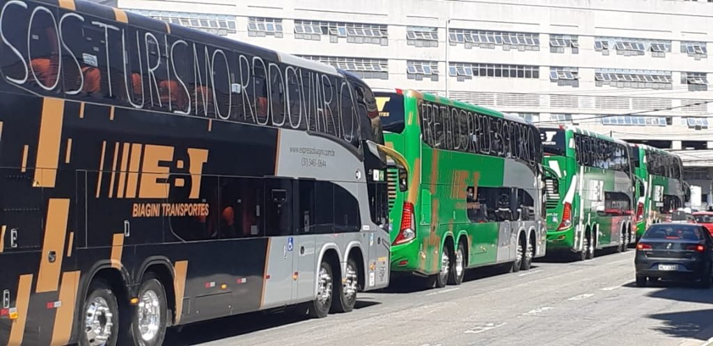 Fretadores protestam em todo o país em busca de prorrogação do prazo de mensalidades de veículos financiados