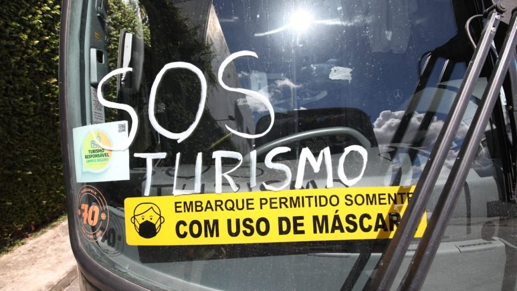 Fretadores protestam em todo o país em busca de prorrogação do prazo de mensalidades de veículos financiados