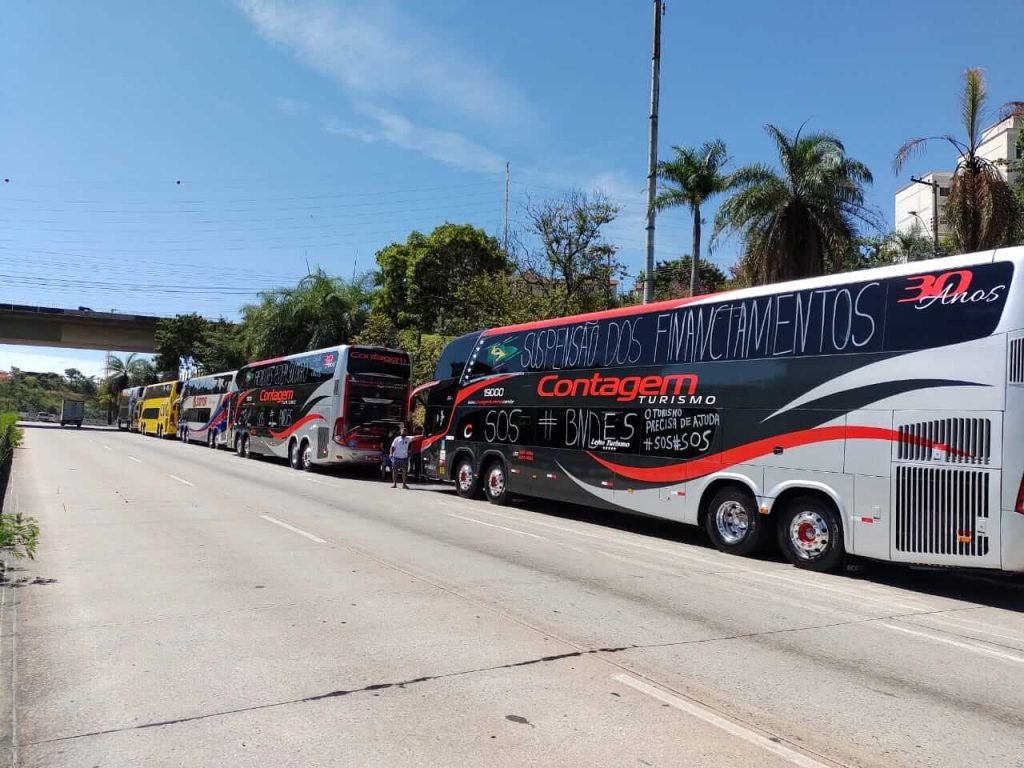 Fretadores protestam em todo o país em busca de prorrogação do prazo de mensalidades de veículos financiados