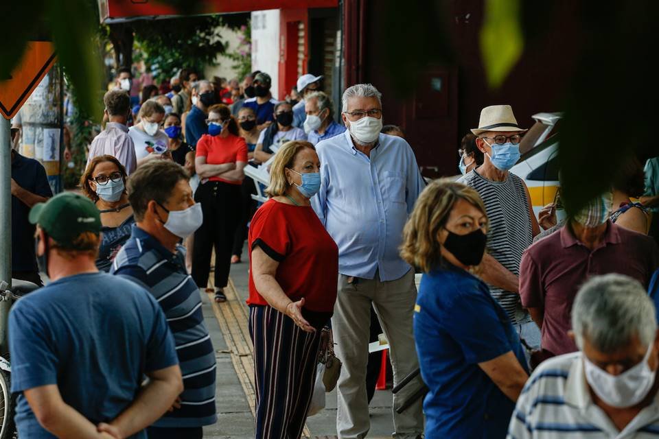 idosos aguardam na fila pela vacinação contra a covid-19 em goiânia, goiás