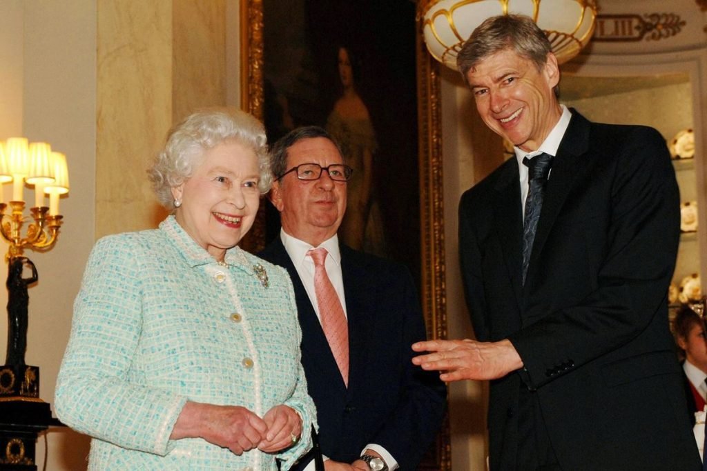 Rainha Elizabeth II com Peter Hill-Wood e Arsène Wenge