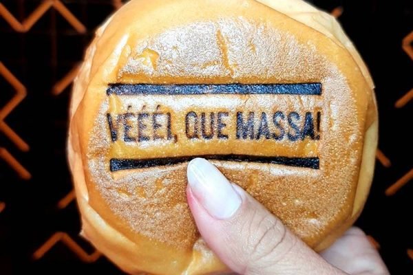 Hambúrguer escrito Véeei, que massa
