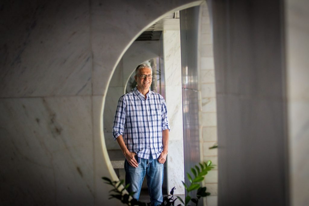 Homem em pilotis de prédio
