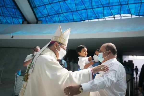 Ibaneis Rocha e família na missa em homenagem ao aniversário de Brasília na Catedral