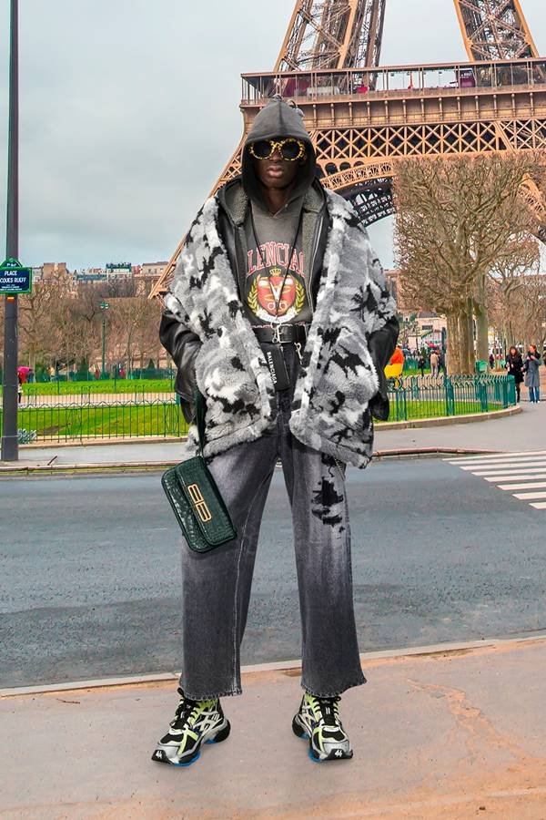 Modelo com peças balenciaga