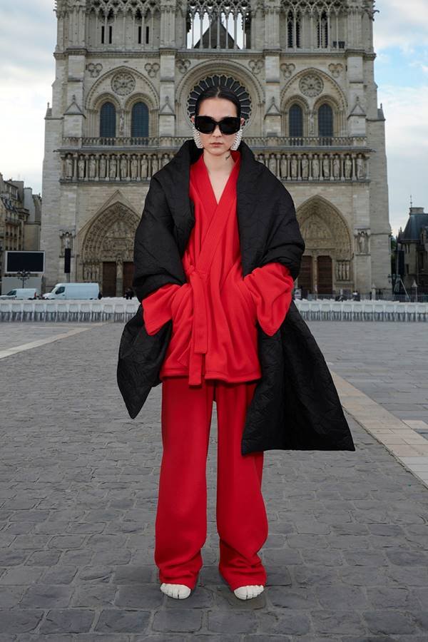 Modelo com peças balenciaga