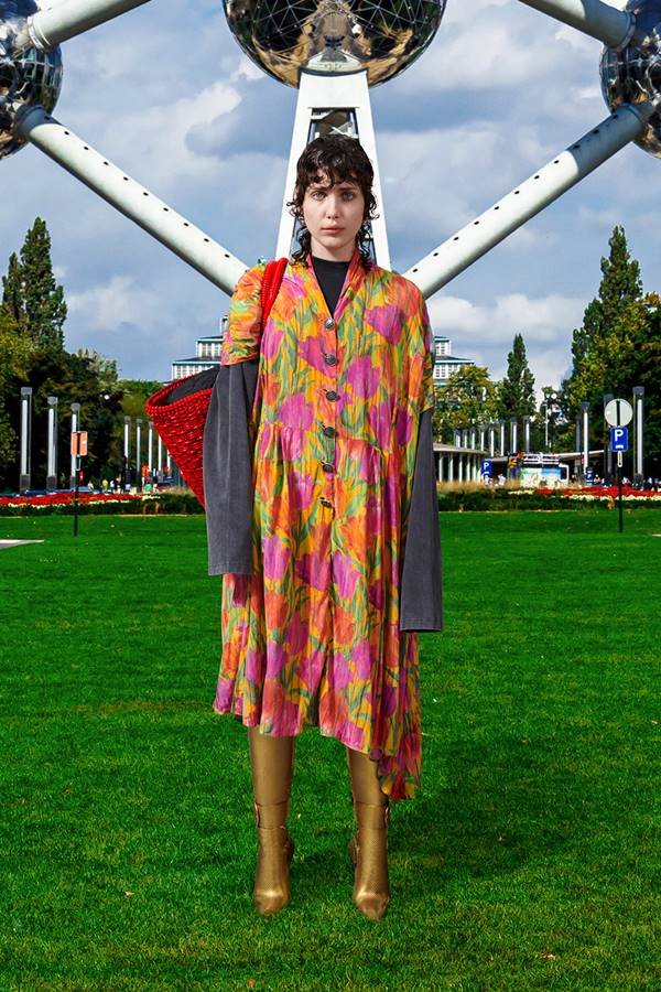 Modelo com peças balenciaga