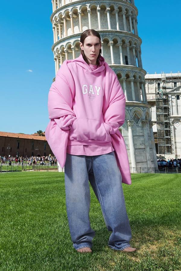 Modelo com peças balenciaga