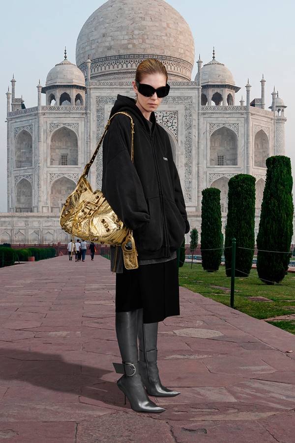 Modelo com peças balenciaga