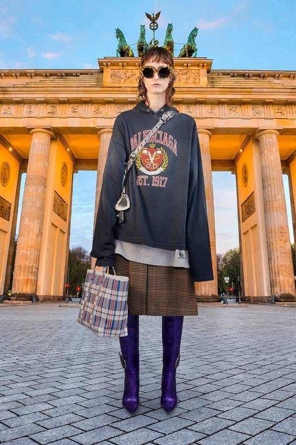 Modelo com peças balenciaga
