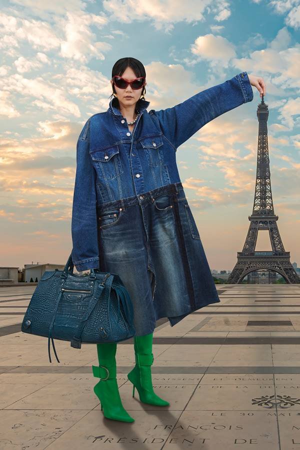 Modelo com peças balenciaga