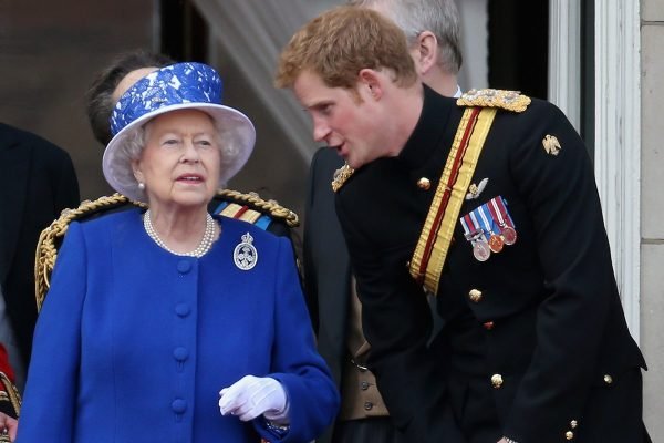 Rainha Elizabeth e príncipe Harry