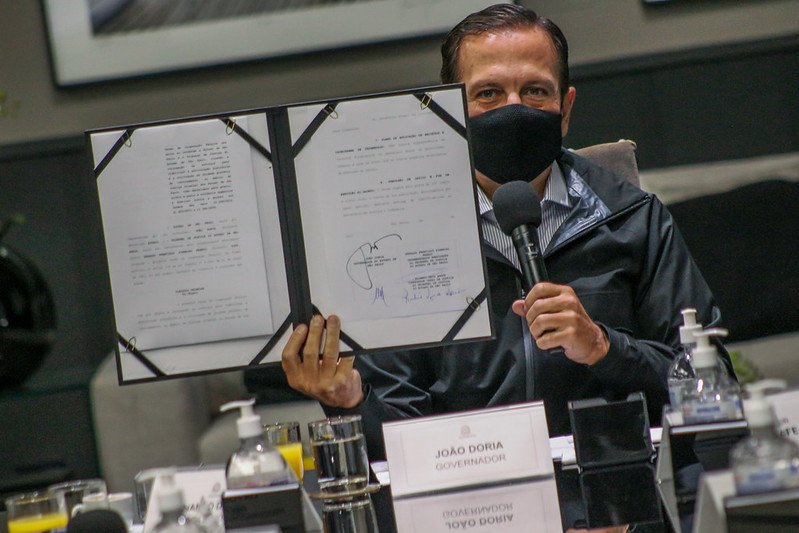 Governador João Doria (PSDB) exibe termo de cooperação assinado em conjunto com o Tribunal de Justiça de São Paulo