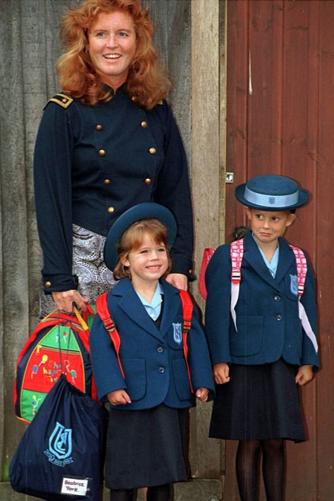 Sarah Ferguson com as princesas Eugenie e Beatrice