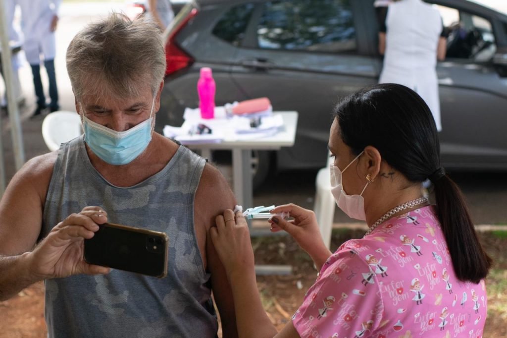 Vacinação de pessoas entre 62 e 63 anos no Parque da Cidade