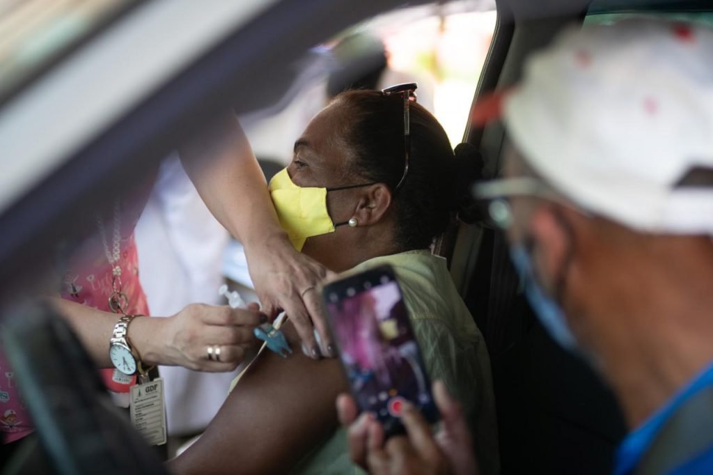 Vacinação de pessoas entre 62 e 63 anos no Parque da Cidade