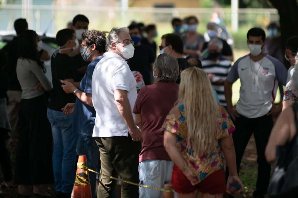 Vacinação de pessoas entre 62 e 63 anos na UBS da 612 Sul