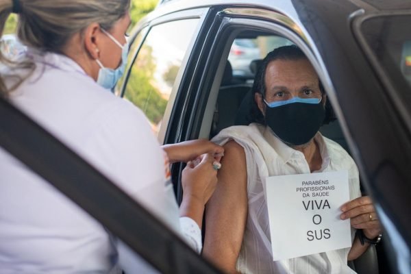 Ex-governador do DF Agnelo Queiroz é vacinado contra Covid