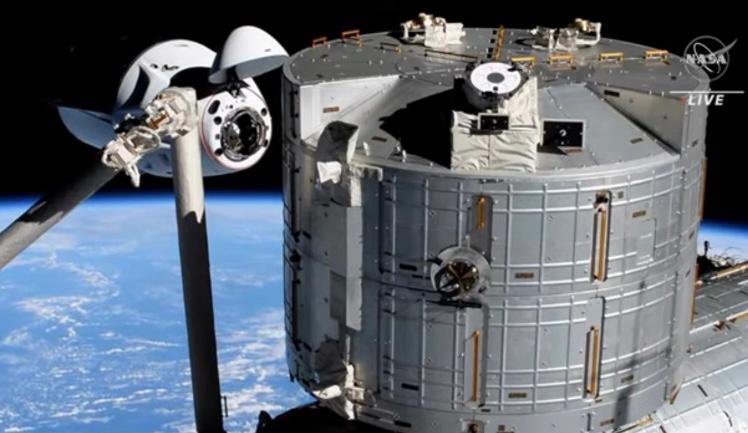 Os astronautas chegam à estação espacial a bordo da cápsula da SpaceX