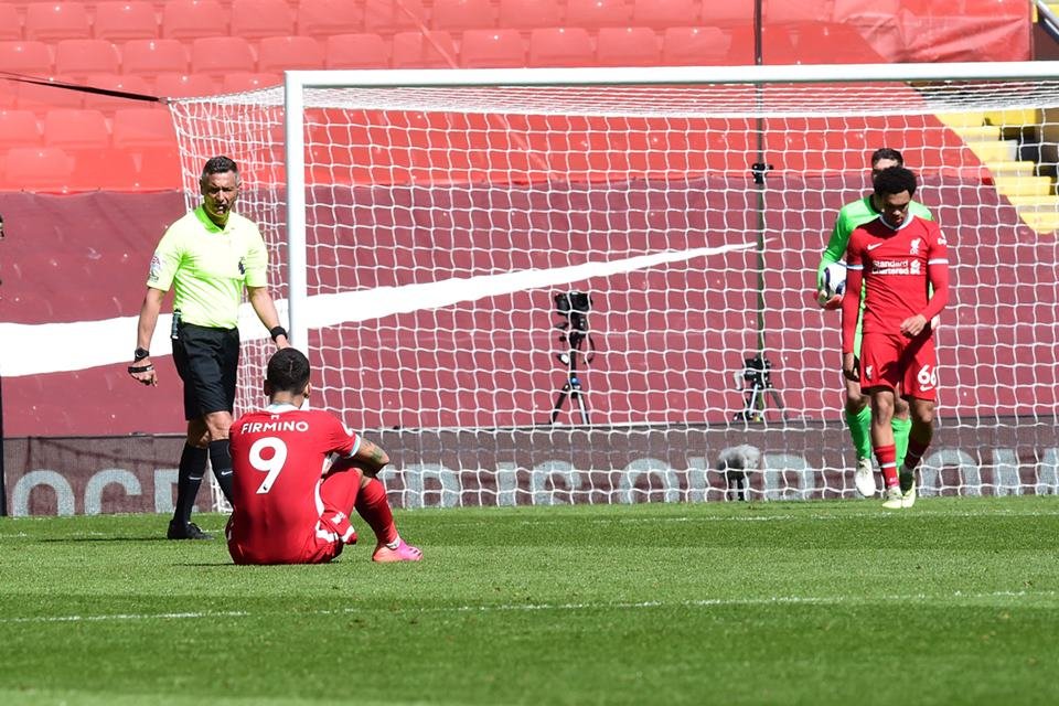 Liverpool deixa vitória escapar no fim e se complica na classificação