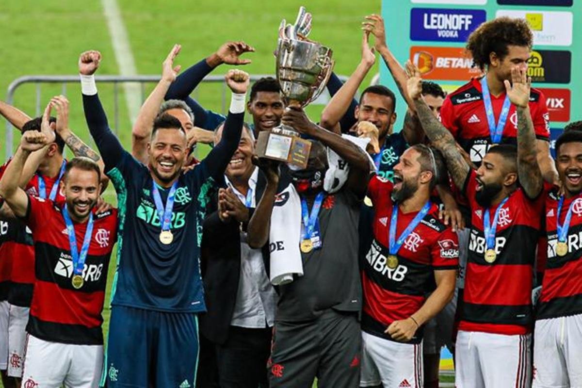 No Flamengo há 40 anos, massagista Denir levanta o troféu da Taça