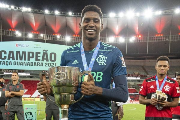 Goleiro Hugo Souza exibe troféu de campeão da Taça Guanabara pelo Flamengo
