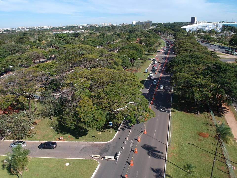 Fila de carros no Parque da Cidade