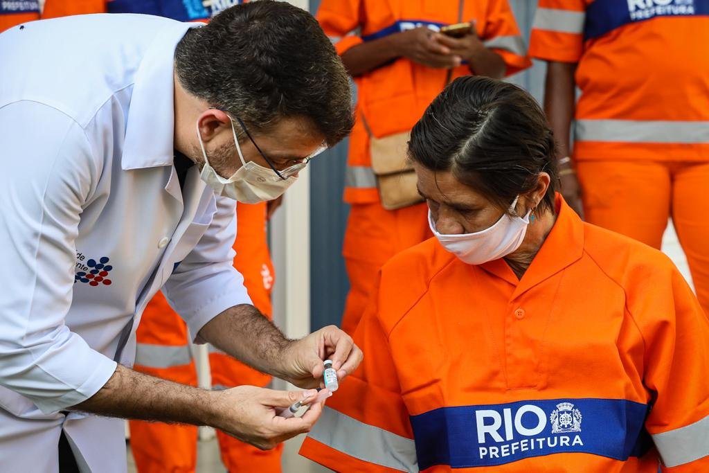 Garis do município do Rio começam a ser vacinados contra Covid-19