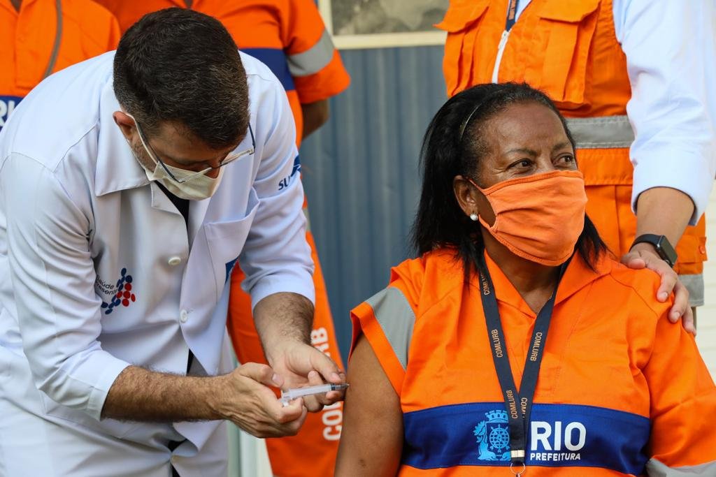 Garis do município do Rio começam a ser vacinados contra Covid-19
