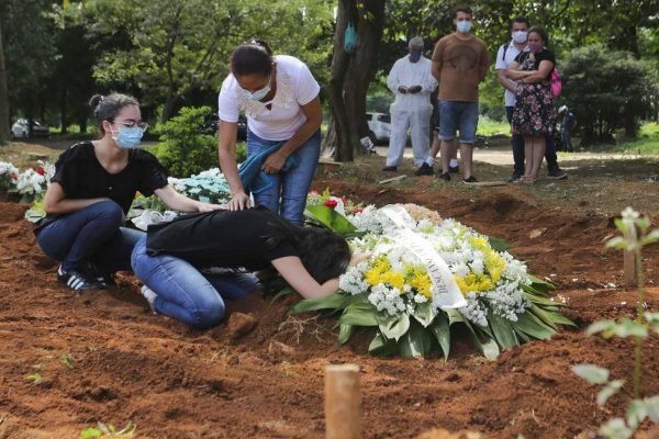 Cidade de São Paulo tem aumento de 63% de enterros no mês de março-19-3