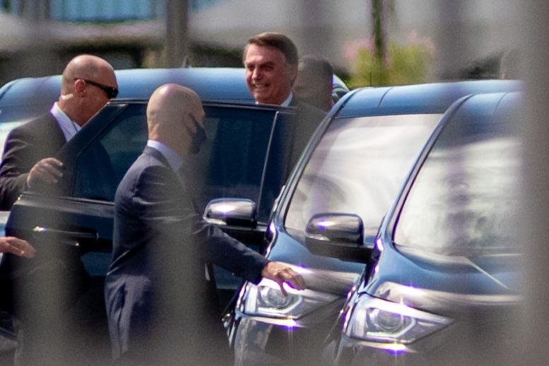 Bolsonaro saindo do carro