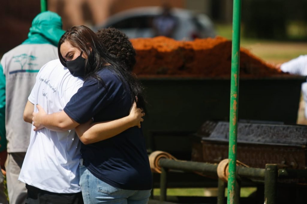 Sepultamento de Tatiele da Cruz Ferreira, jovem assassinada em Sobradinho 2