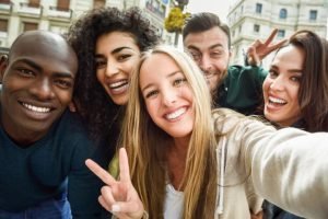 Amigos tirando uma selfie