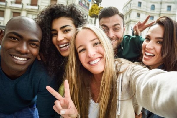Amigos tirando uma selfie