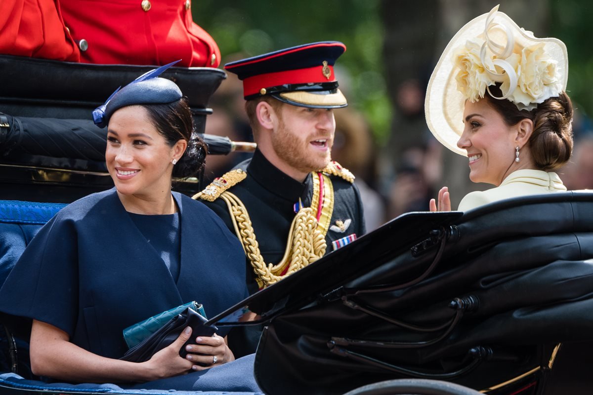 Príncipe Harry entre Meghan Markle e Kate Middleton