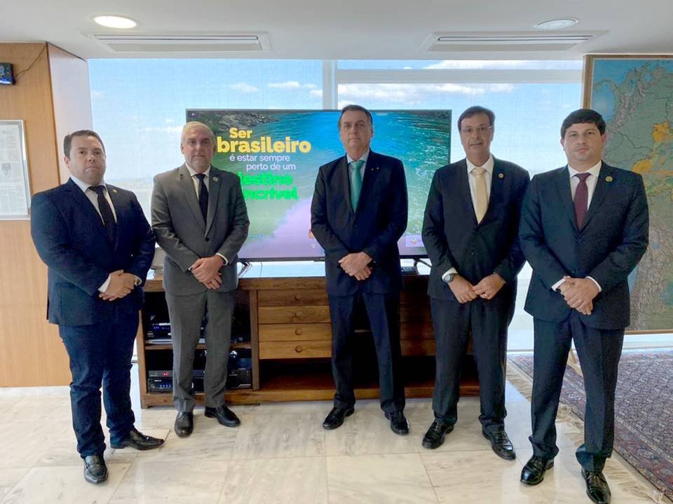 bolsonaro com presidente da embratur e ministro do turismo