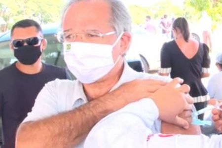 Paulo Guedes recebe vacina contra Covid-19