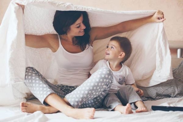 Mãe e filho de pijama