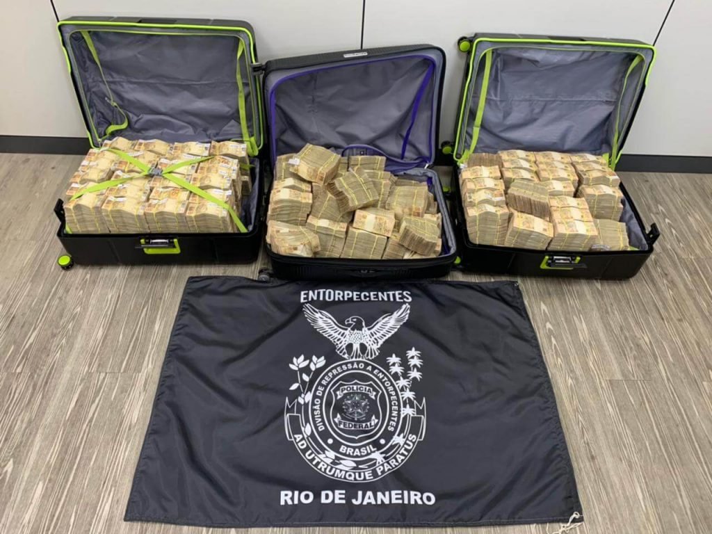Agentes da PF apreendem R$ 7 milhões em helicóptero no Rio