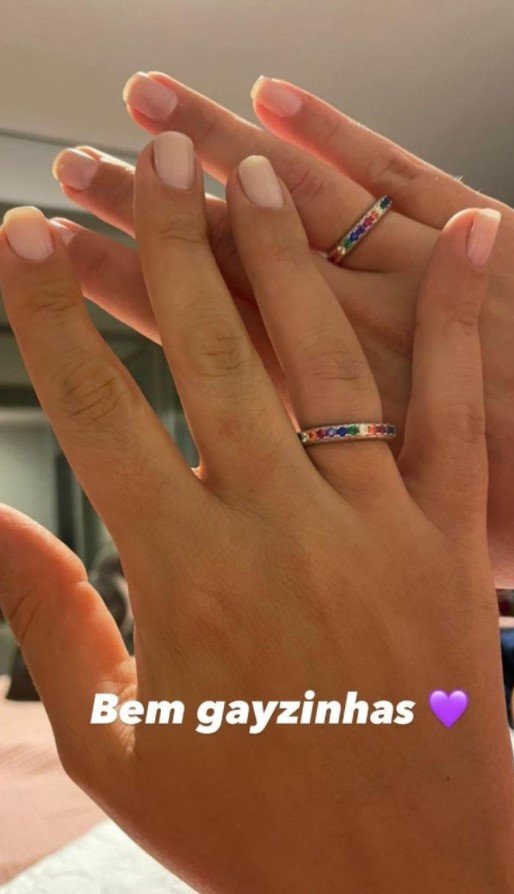 Marcela e Luiza mostram alianças