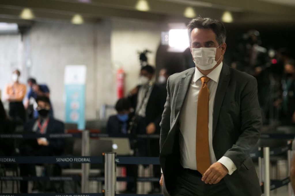 O ministro da Casa Civil, Ciro Nogueira, caminha pelo Senado de máscara. Ele olha para o lado e ao fundo sem veem jornalistas - Metrópoles