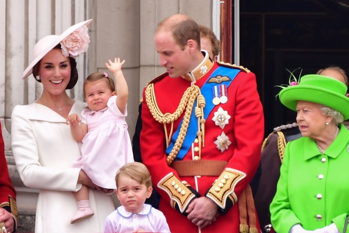 Kate Middleton, Charlotte, George, príncipe William e rainha Elizabeth II