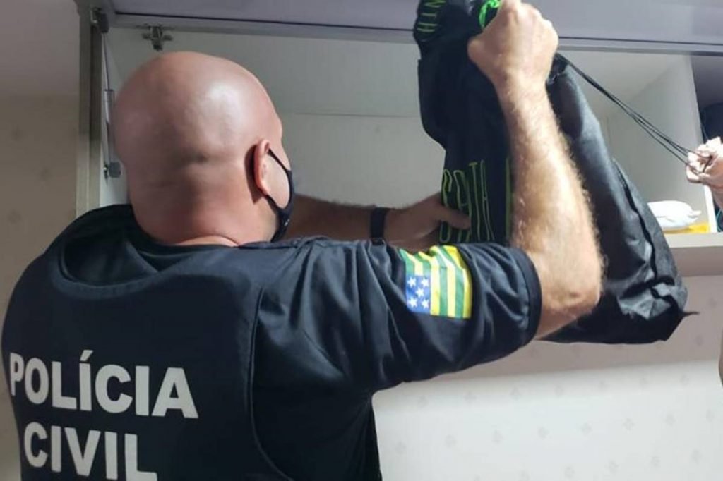 cumprimento de buscas e apreensões em propriedades do homem que xingou porteira de