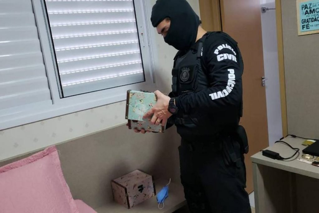 cumprimento de buscas e apreensões em propriedades do homem que xingou porteira de