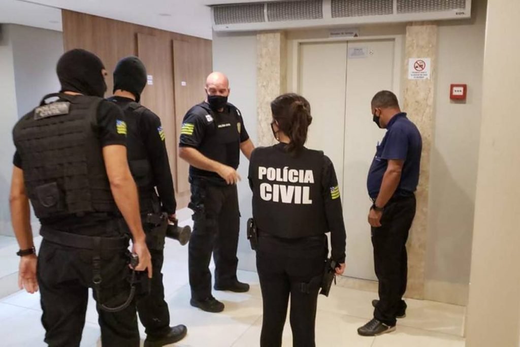 cumprimento de buscas e apreensões em propriedades do homem que xingou porteira de
