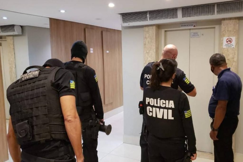 cumprimento de buscas e apreensões em propriedades do homem que xingou porteira de